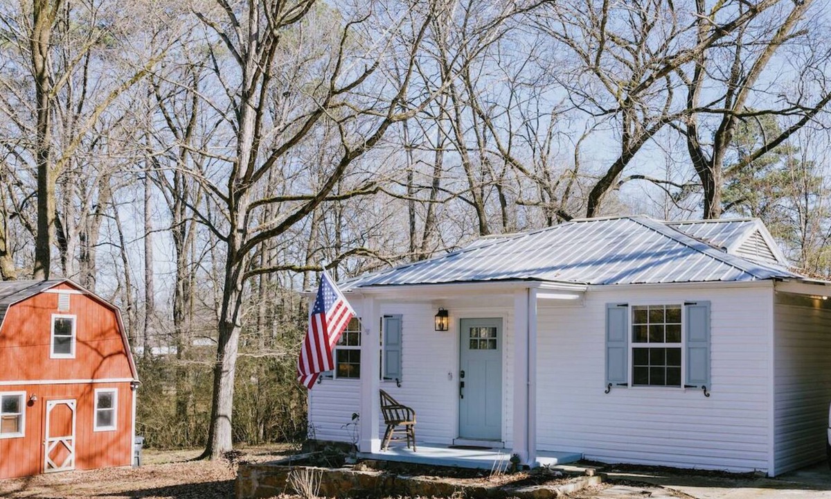 Leeds House | Vintage-Inspired 2BR Cottage Leeds Near Barber, Outlets, Bass Pro & Buc-ee’s