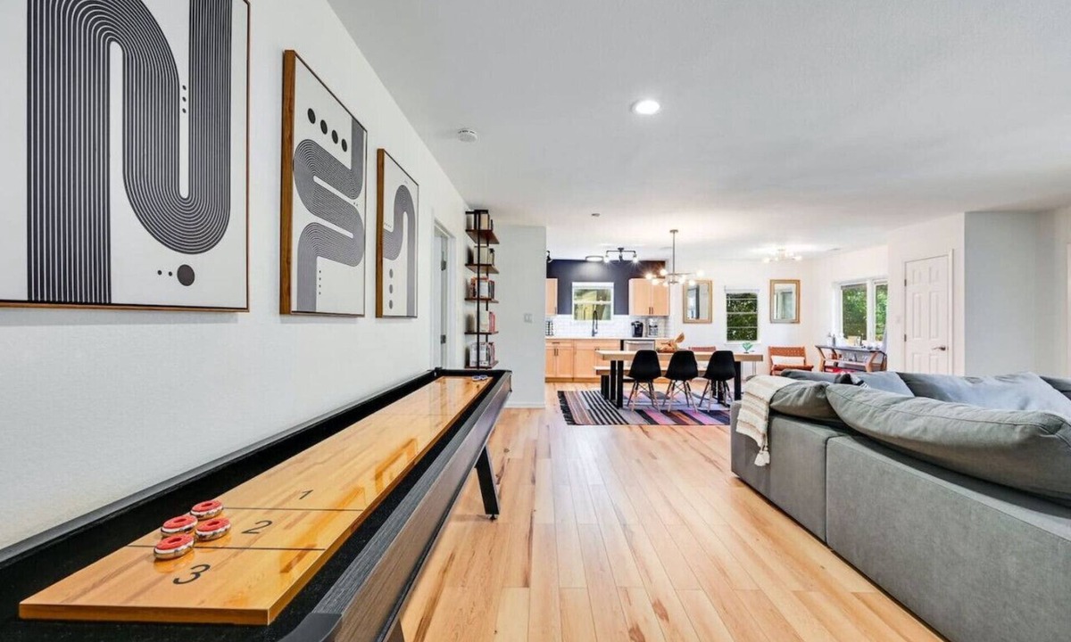 Yacht Harbor House | `Wake Point- Walk to Lake, Shuffleboard, Pet Friendly!