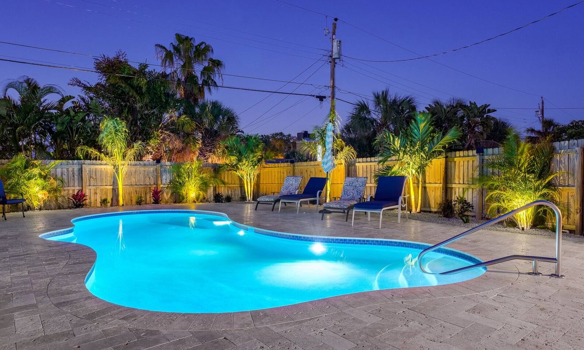 Belle Vista House | Walk to The Beach - Coastal House on St Pete Beach