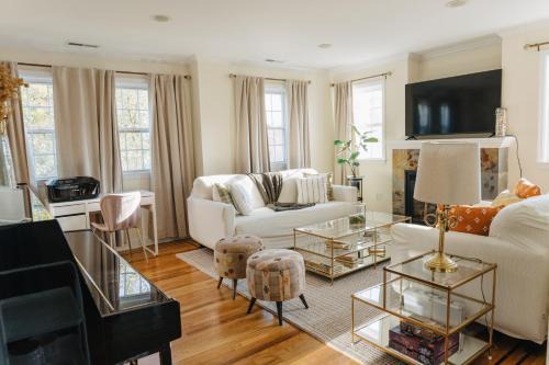 Stamford Villa | Walkable Townhouse with Garage 45 min to NYC