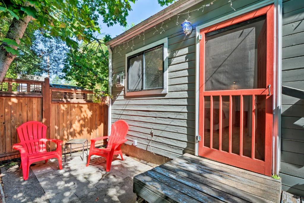 Siskiyou-Hargadine Historic District House | Warm and Inviting Ashland Cottage Less Than Half-Mile to SOU