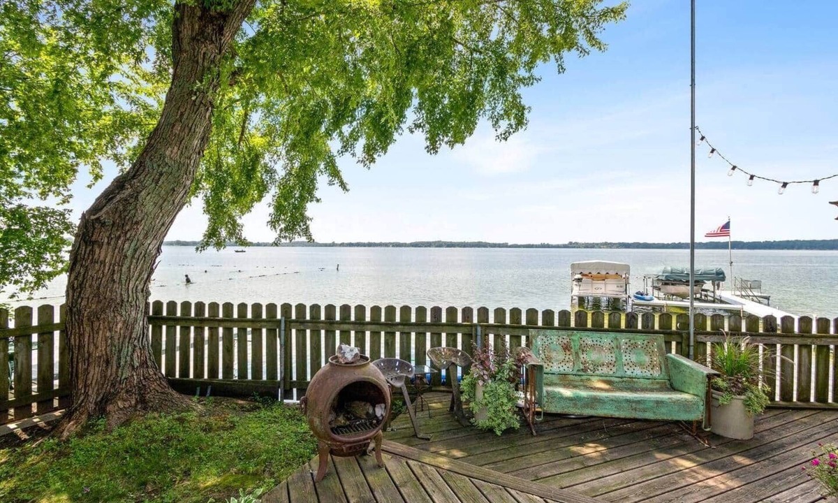 Lake Mills House | Waterfront ~On Rock Lake ~ Firepit ~ Fishing