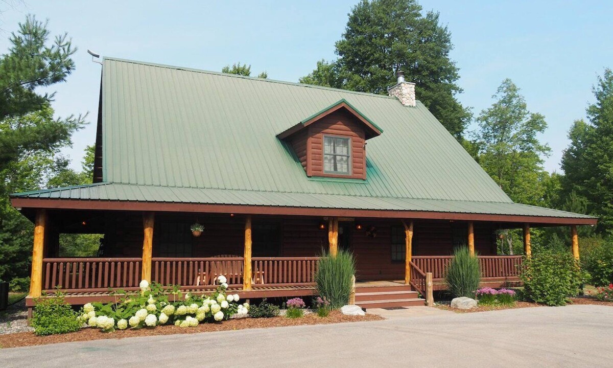 Thompsonville Cabin | Weatherwood - Gorgeous Luxury Log Cabin with Spa, Sauna, & Games! 8 minutes from Crystal Mountain!