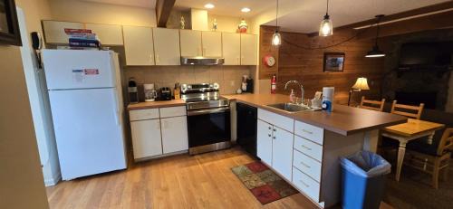 McHenry Villa | Wooded Wonder-2 Bedroom Ski-in and out with Hot Tub