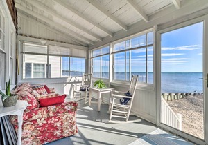 Cozy Beach Front Cottage in Hawk's Nest