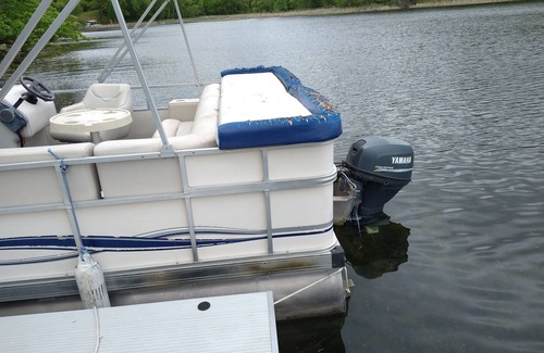 Burtrum Boat Rental | Pontoon Boat 21 ft. Perfect for a tour of the lake!