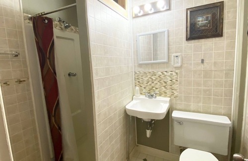 Thermopolis Hotel | Roundtop Mountain Vista - Cabins and Motel