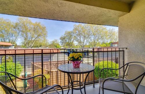 Pleasanton House | 1 Block to Dtwn Pleasanton: Condo w/Pool Access