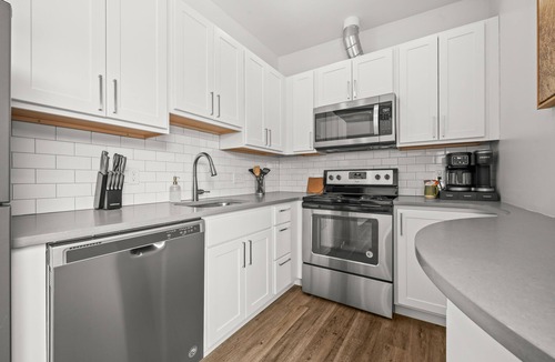 Bridgman Hotel | 1 BR King Suite - Freshwater Inn - Bridgman, MI