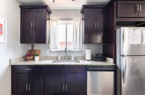Warren House | 10 mins away from Downtown Detroit Cozy Bespoke Home 6BDs Washer Dryer Smart TV