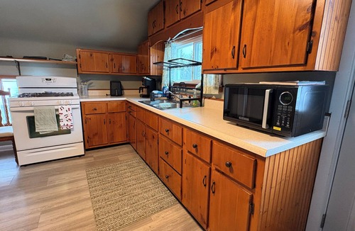 Grand Ledge Apartment | 15 Min to Lansing 2BR In-Unit Washer & Dryer