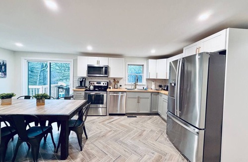 Southington House | #16 *A COZY GETAWAY* 4BED/3BATH HOME W/FIRE PIT