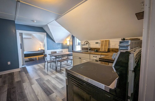 Antrim House | 16+ppl 2 HotTubs Gamerooms FirePit 2 acre backyard