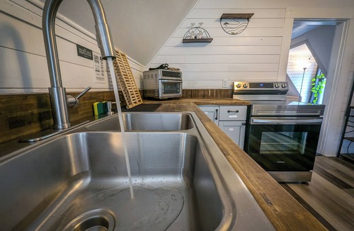 Antrim House | 16+ppl 2 HotTubs Gamerooms FirePit 2 acre backyard
