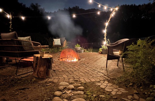 Milford House | 2 Acres of Peace-Walk to Fun- Restaurants, Bars, Shops-River at Back or Property