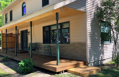 Honor House | 2-BDRM Honor townhome w/shared lake access & AC, pet friendly, newly remodeled