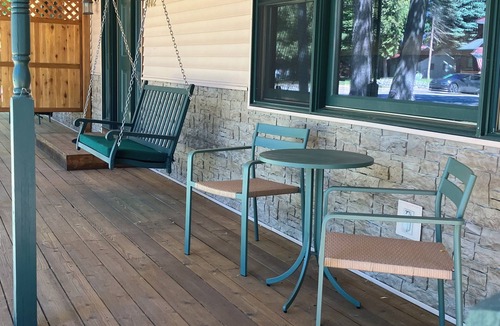 Honor House | 2-BDRM Honor townhome w/shared lake access & AC, pet friendly, newly remodeled