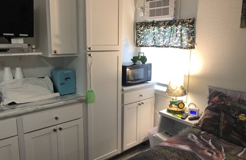 Hancock County Bed & Breakfast | 2 BR B&B Small Town Rural Setting Personal Fun Arcade