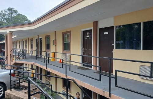 Governor's Walk Hotel | 2 Family Rooms near Railroad Square Art District | Free Parking & Pet Friendly!