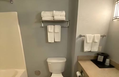 Houghton Lake Hotel | 2 Units w/2 Queen Beds | Free Breakfast | Direct Pool & Lake Access | Near Park