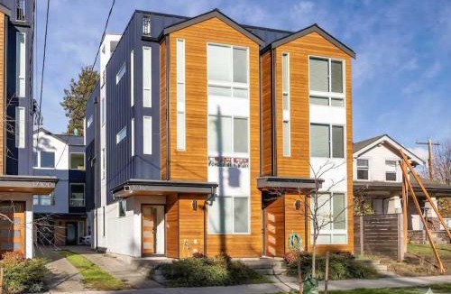 Wallingford House | 2022 Modern 3BR Tesla Charger City Views