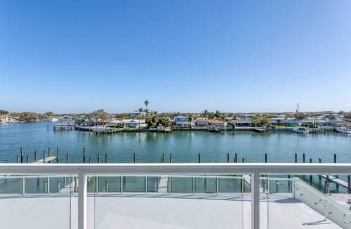 Island Estate Condo | 206, Water View-Clearwater Bch in 6 min, Pool/Gym