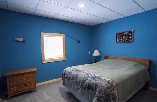 Thompsonville Cabin | 231 Lodge a mile to Crystal Mtn and closer to trails and 231 Pub