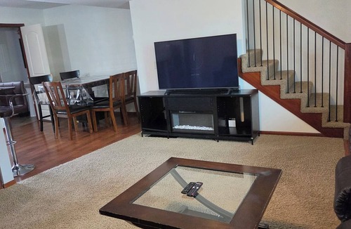 West Des Moines House | 3-bedroom townhome in serene West Des Moines with AC