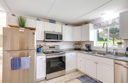 Central Lake Cottage | 3 Mi to Lake Michigan: The Country Cottage
