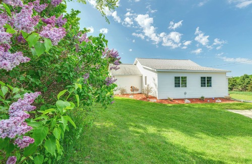 Central Lake Cottage | 3 Mi to Lake Michigan: The Country Cottage