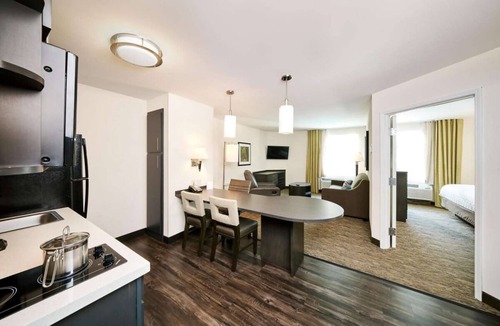 South Hills Hotel | 3 One Bedroom Queen Suites | Full Kitchen, 1.7 mi to Robinson Mall