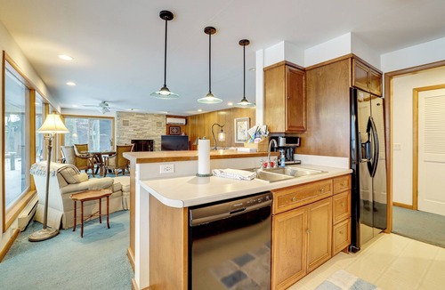 Maple City House | ~ 4,000 Sq Ft Cabin on Glen Lake: Deck & Views!