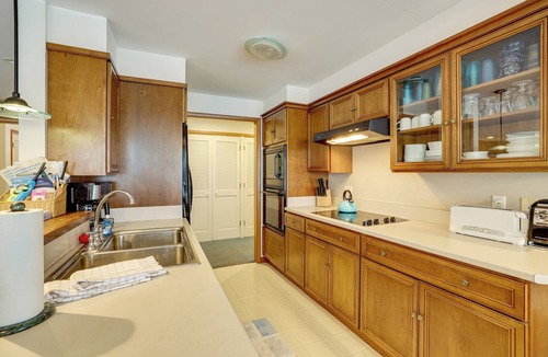 Maple City House | ~ 4,000 Sq Ft Cabin on Glen Lake: Deck & Views!