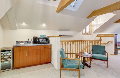 Maple City House | ~ 4,000 Sq Ft Cabin on Glen Lake: Deck & Views!