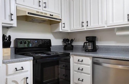 New Castle House | 6 BR & 20 Mins to Downtown! Pool- Monterey Maison