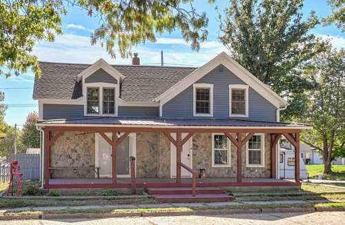 Guthrie Center House | 8 Mi to Lake Panorama: Cozy Family Getaway