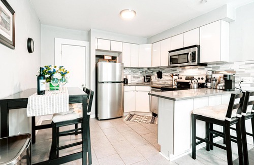 Mill River Apartment | A brick's throw away to Sally's Apizza!