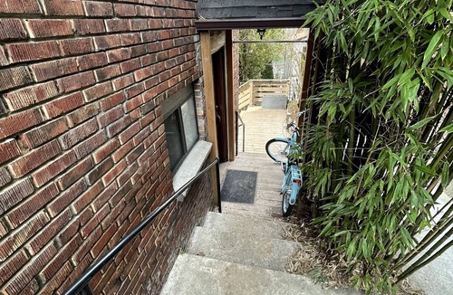 North Beacon Hill Apartment | A PINK DOOR WELCOME near eateries breakfast + parking included