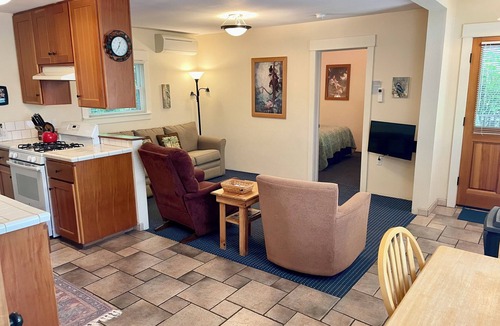 Ashland Cottage | Abbott's Cottages- The Heron. One bedroom cottage just two blocks to downtown
