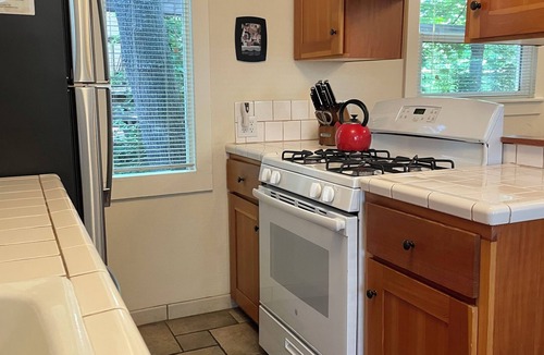 Ashland Cottage | Abbott's Cottages- The Heron. One bedroom cottage just two blocks to downtown