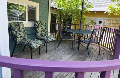 Ashland Cottage | Abbott's Cottages- The Heron. One bedroom cottage just two blocks to downtown
