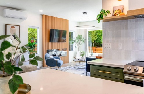 Miller Park House | AC · Walks to Cap Hill · Parking · Newly Renovated