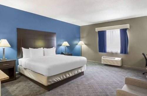 Mundelein Hotel | Affordable Suburban Stay with Breakfast Near Area Shopping - 3 miles Away