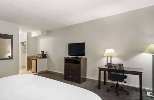 Mundelein Hotel | Affordable Suburban Stay with Breakfast Near Area Shopping - 3 miles Away