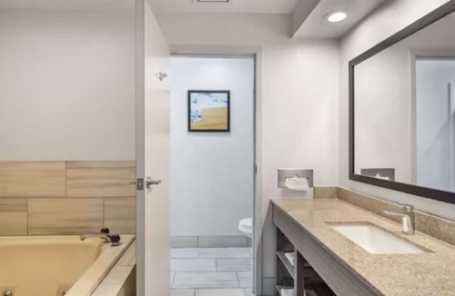 Mundelein Hotel | Affordable Suburban Stay with Breakfast Near Area Shopping - 3 miles Away