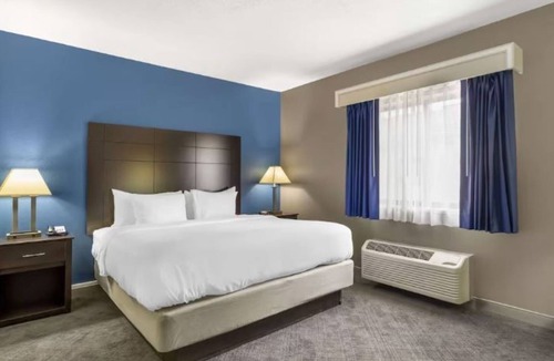 Mundelein Hotel | Affordable Suburban Stay with Breakfast Near Area Shopping - 3 miles Away