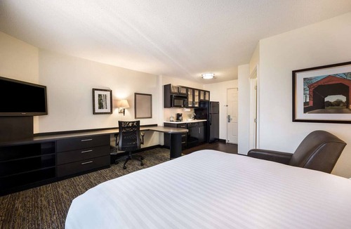 Libertyville Hotel | Affordable Suite w/Full Kitchen – Perfect for Work or Family Stays