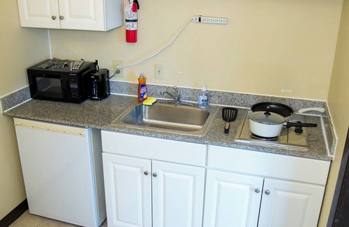 Albany House | Albany Retreat- Free Breakfast & Parking Included