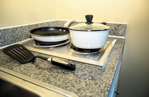 Albany House | Albany Retreat- Free Breakfast & Parking Included