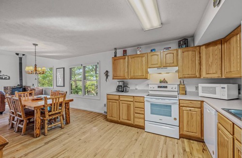 Berkeley Springs Apartment | Almost Heaven - Grill, 2 kings, wifi, deck, pool access, hiking, wood stove